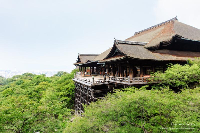 6. Chùa Kiyomizu-dera (Kyoto): “Một trong những ngôi chùa thích nhất tôi từng tới thăm. Có rất nhiều địa điểm để chụp hình đẹp. Tôi đã đến chùa vào lúc hoàng hôn để có được góc ảnh tuyệt vời phía sau tượng rồng”. Ảnh: Discoverkyoto.