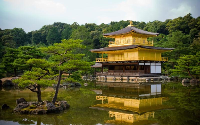 8. Chùa Kinkakuji (Kyoto): “Ngôi chùa rất đẹp, và chắc chắn trông cũng tuyệt vào các mùa khác. Một nơi rất đáng để ghé qua khi ở Kyoto”. Ảnh: Gaijinpot.