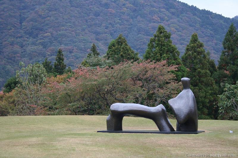 9. Bảo tàng ngoài trời Hakone (Kanagawa): “Trước khi đến, tôi đã xem vài bức ảnh về khu công viên với các bức tượng điêu khắc. Nhưng không chỉ có như vậy. Nơi đây, bạn có thể đi dạo xung quanh, ngưỡng mộ khung cảnh và cách bài trí những bức tượng điêu khắc tinh tế của các nghệ sĩ nổi tiếng cũng như nghệ sĩ chưa nhiều danh tiếng”. Ảnh: Amoderngirl. 