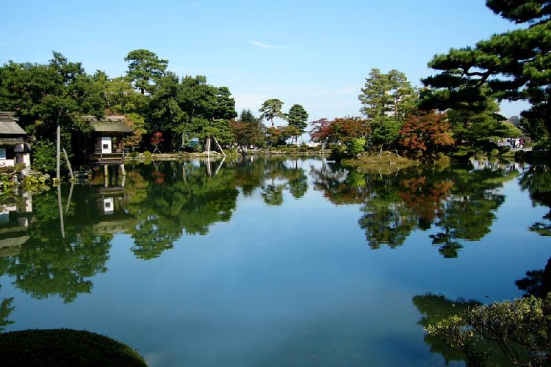 14. Công viên Kenrokuen (Kanazawa): “Thật là một buổi đi dạo đáng nhớ quanh công viên giàu tính lịch sử của Nhật Bản. Dù trời rất nóng, tôi vẫn thấy tuyệt khi ngắm nhìn khung cảnh, dòng suối, hồ nước, cây cối”. Ảnh: Yusukejapanblog.