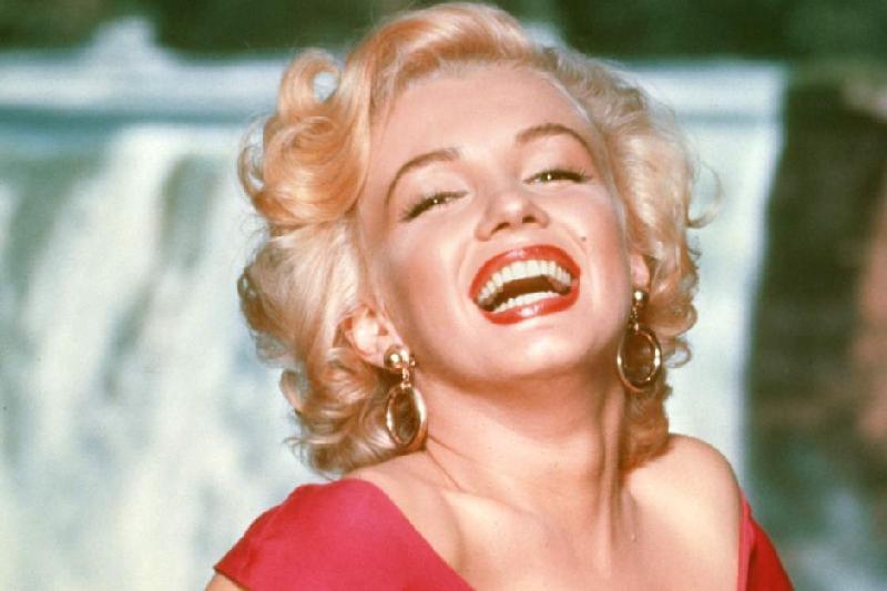 Monroe và mái tóc trứ danh.