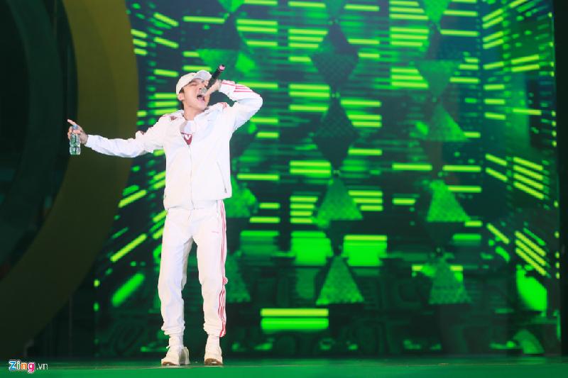 Trong đêm nhạc diễn ra ngày 17/6 tại thủ đô Hà Nội, Sơn Tùng là ca sĩ biểu diễn cuối cùng và cũng là người được mong chờ nhất. Trong sự kiện được tổ chức trước đó 1 ngày, anh gây chú ý khi xuất hiện với chiếc áo vest dáng rộng, đậm chất 