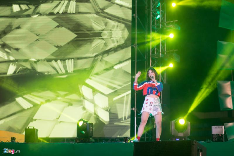 Suni Hạ Linh mở màn chương trình với 3 ca khúc 