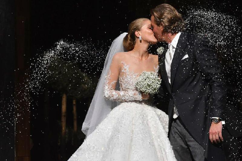 Chồng Victoria là doanh nhân bất động sản Werner Mürz (hơn 40 tuổi, người Đức). Chiếc váy cưới của 9X được đính khoảng 500.000 viên pha lê, ước tính có giá 1,3 triệu USD.