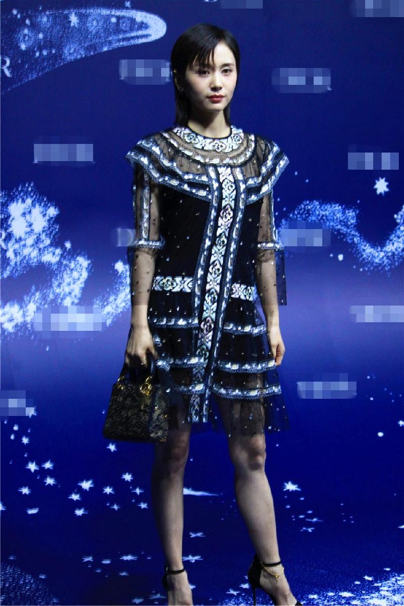 Vương Tử Văn chọn bộ mini dress phối vải sheer, đường viền ấn tượng. Cô cũng là ngôi sao Hoa ngữ có gu thời trang được khen ngợi. 