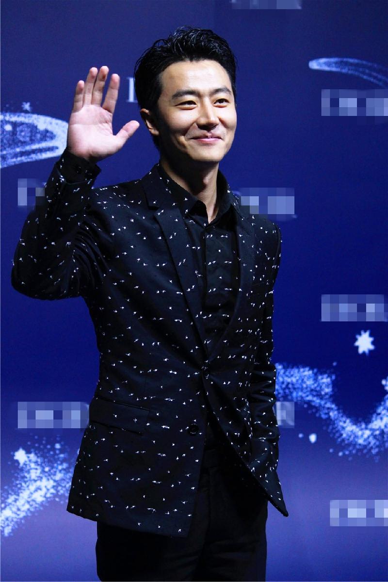 Nam diễn viên Hoàng Hiên đóng bộ suit.