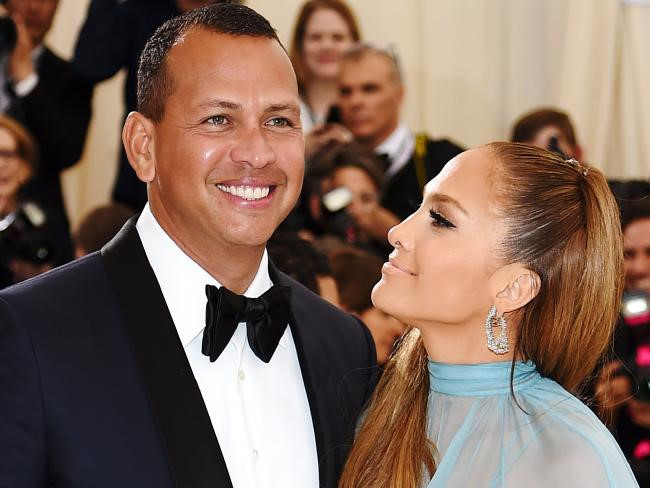 Cặp đôi Jennifer Lopez - Alex Rodriguez hạnh phúc trên thảm đỏ Met Gala năm nay. Ảnh: 