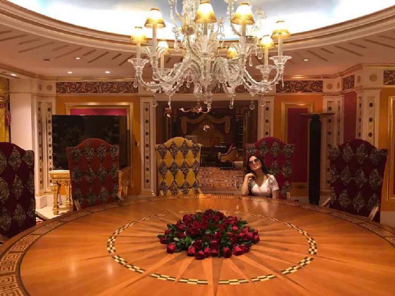 Ca sĩ Hà Phương khoe ảnh nghỉ dưỡng ở khách sạn 7 sao tại Dubai