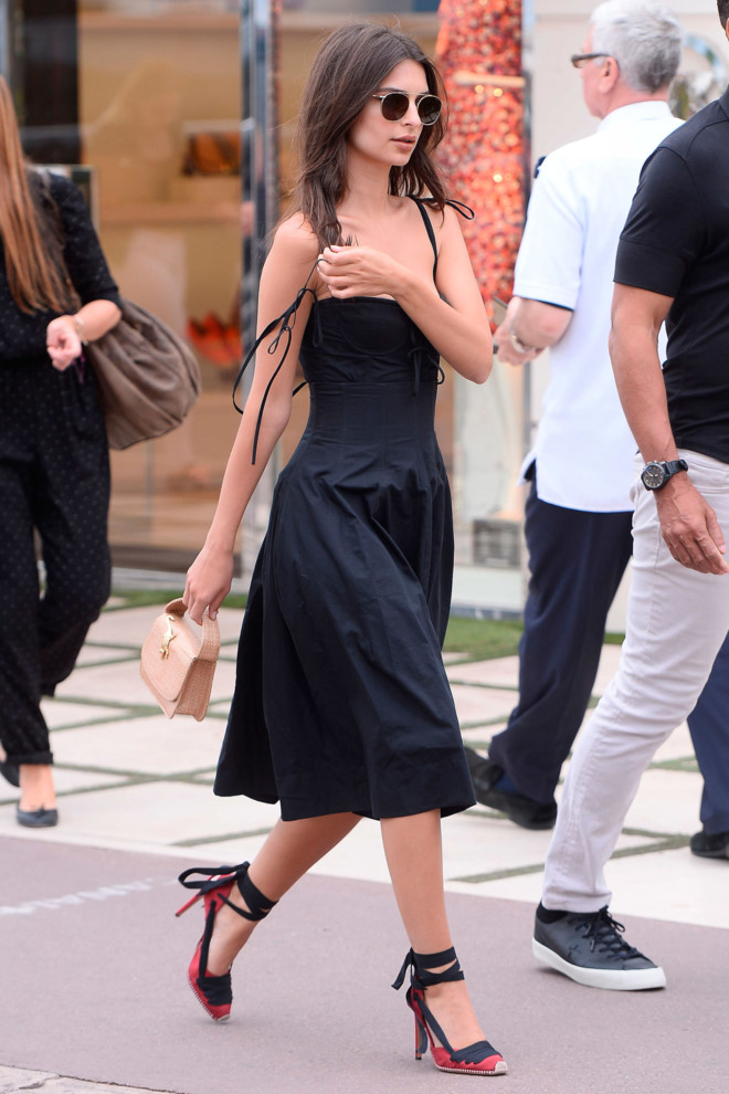 Váy 2 dây, kính râm và giày đế cói là set đồ đen hoàn hảo để Emily Ratajkowski lựa chọn khi bước vào hè.