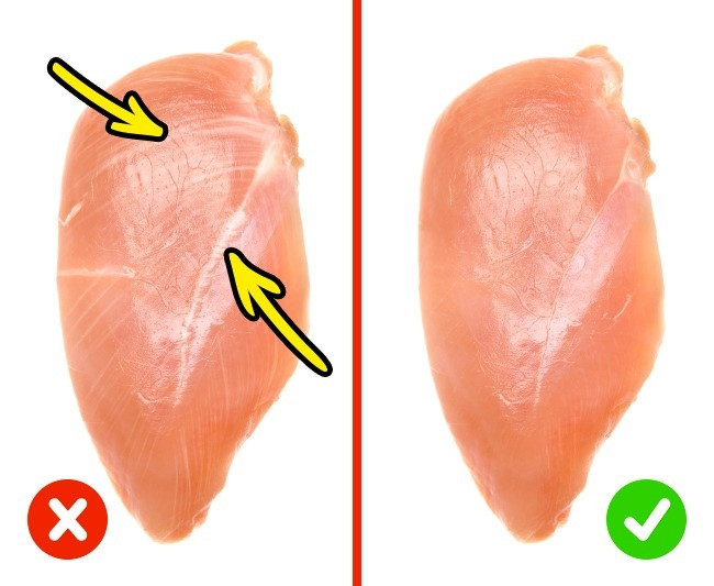 Thịt gà: Nếu miếng ức gà có nhiều sọc trắng và lớp mỡ dày, điều đó đồng nghĩa đồng nghĩa con gà này đã được tiêm các hormone tăng trưởng để tăng cân nhanh. Thịt gà như vậy không tốt cho sức khỏe. Ngoài ra, thịt gà màu vàng sẽ không tươi. Phần ức gà tươi sẽ có màu hồng và không quá mềm.
