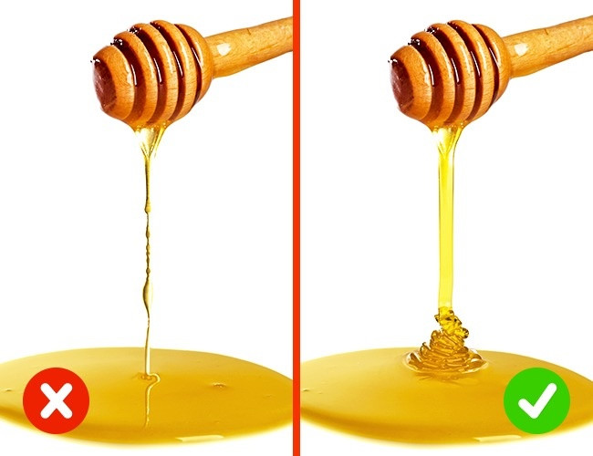 Mật ong: Đổ một ít mật ong lên đất. Mật ong giả sẽ nhỏ giọt và lan nhanh ra bề mặt phẳng. Mật ong thật khá đặc, tạo thành giọt dày, tuôn chảy giống dòng suối và từ từ tràn ra. Khi nếm mật ong, nếu có vị caramel nghĩa là mật ong đã được nấu từ đường, còn có vị ngọt quá mức nghĩa là nó chứa quá nhiều đường.