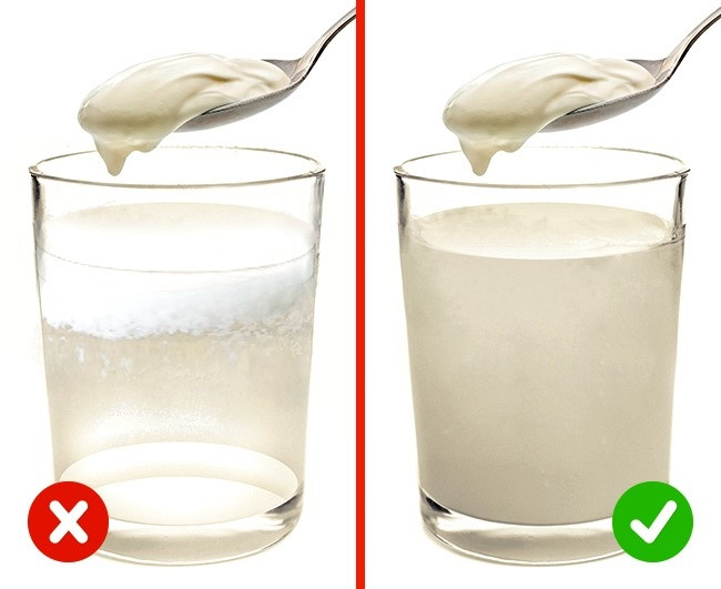 Sữa chua: Để kiểm tra xem sữa chua có chứa chất béo thực vật hay không, bạn khuấy một muỗng sữa chua vào cốc nước nóng. Sản phẩm kém chất lượng sẽ tạo ra lớp đông đặc trên bề mặt cốc, sữa chua nguyên chất sẽ hòa tan thành chất lỏng sánh đặc và đồng nhất.