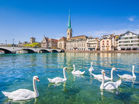 Zurich là sự kết hợp hoàn hảo giữa nhịp sống hiện đại và vẻ quyến rũ của những thị trấn cổ Thụy Sĩ. Đây là nơi được nhiều người yêu thích và có chất lượng sống đứng thứ nhì thế giới. Thành phố sở hữu hệ thống giao thông hiệu quả cao, nhiều công ty quốc tế, y tế tối tân và tỷ lệ tội phạm thấp. Ảnh: Business Insider.
