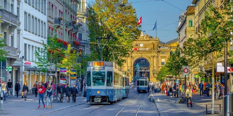 Đi lại: Hệ thống giao thông công cộng của Zurich rất hiệu quả và đúng giờ. Bạn có thể chẳng cần phương tiện cá nhân, nhưng sẽ phải chi khoảng 5 USD một ngày (hoặc 15 USD nếu sống xa trung tâm thành phố) cho tàu hoặc xe bus. Ảnh: Business Insider.