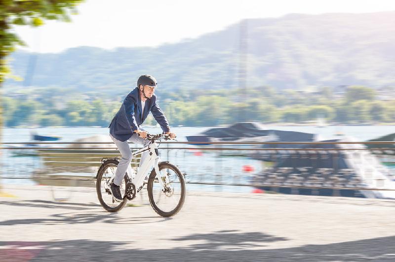 Một phương tiện phổ biến ở Zurich là xe đạp, với giá thuê khoảng 20 USD một tháng. Tuy nhiên, nếu đem xe lên tàu, bạn phải mua cả vé cho xe. Khi có giấy phép làm việc, bạn có thể mua thẻ giao thông giảm nửa giá dùng cho mọi nơi trong phạm vi Thụy Sĩ. Nếu bắt buộc phải dùng ôtô, bạn sẽ phải chi thêm nhiều khoản, từ phí đỗ xe, bảo hành, thuế đường và thay lốp mùa đông... Ảnh: Spotmedia.