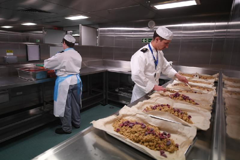 Nhà bếp trên tàu có thể sẵn sàng để phục vụ cho 700 nhân viên trong 90 phút. Thực phẩm được dự trữ đủ dùng trong 45 ngày.