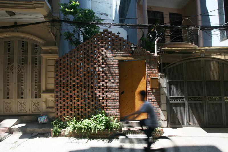 Căn nhà nằm trong một con ngõ nhỏ tại Đống Đa, Hà Nội.