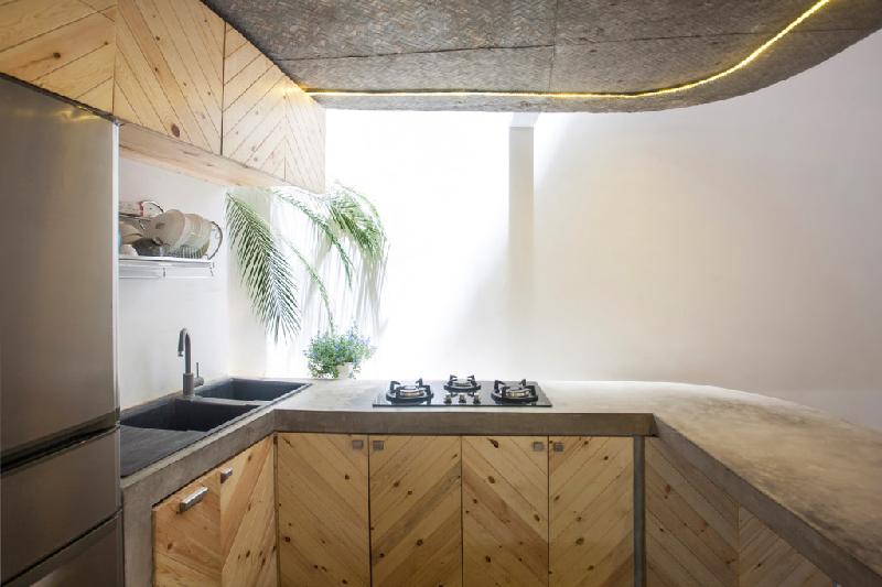 Tủ bếp sử dụng gỗ thông nhiều mắt, tăng tính mộc mạc, phù hợp với tông thiết kế chung. 