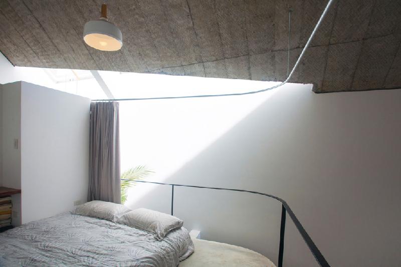 Phòng ngủ có rèm để tránh nắng chiếu trực tiếp từ giếng trời mỗi sáng cũng như đảm bảo tính riêng tư.