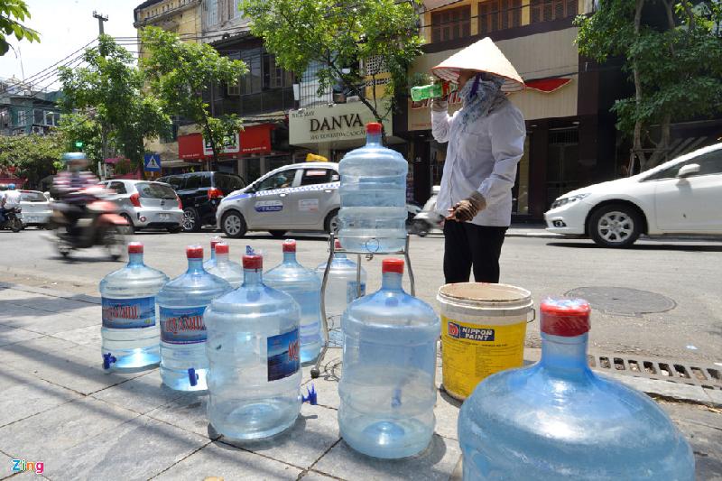 Những bình nước miễn phí được thay liên tục trên đường Hàng Bông.