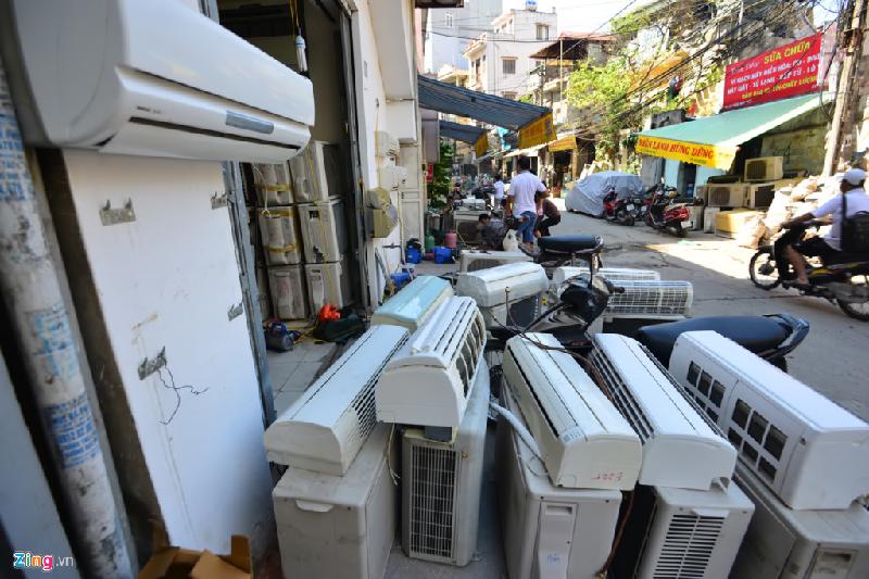 Một quán sửa điều hòa trên đường Định Công đông nghịt thiết bị do nhu cầu làm lạnh của người dân tăng cao.