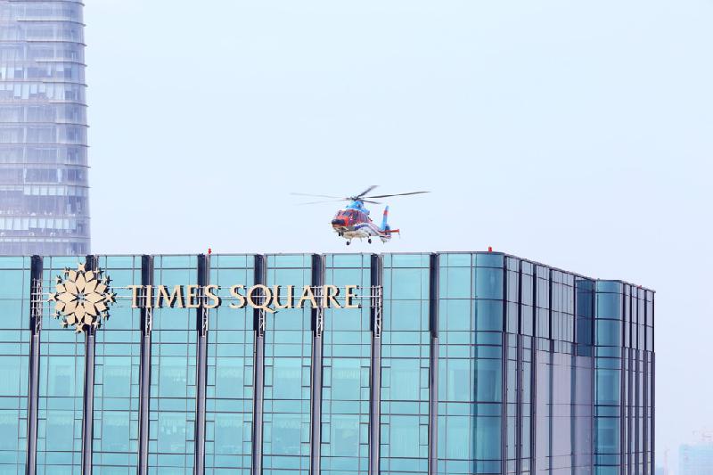 Việc bay thử bãi đáp trực thăng trên tòa nhà Times Square đã được thực hiện vào ngày 5/5, để kiểm tra, đánh giá các thông số kỹ thuật của bãi đỗ trực thăng; thông số đường bay; phương thức bay khi trực thăng hạ, cất cánh tại bãi đỗ trực thăng trên nóc nhà, để làm cơ sở xây dựng phương thức hoạt động bay. Ảnh: VNH South