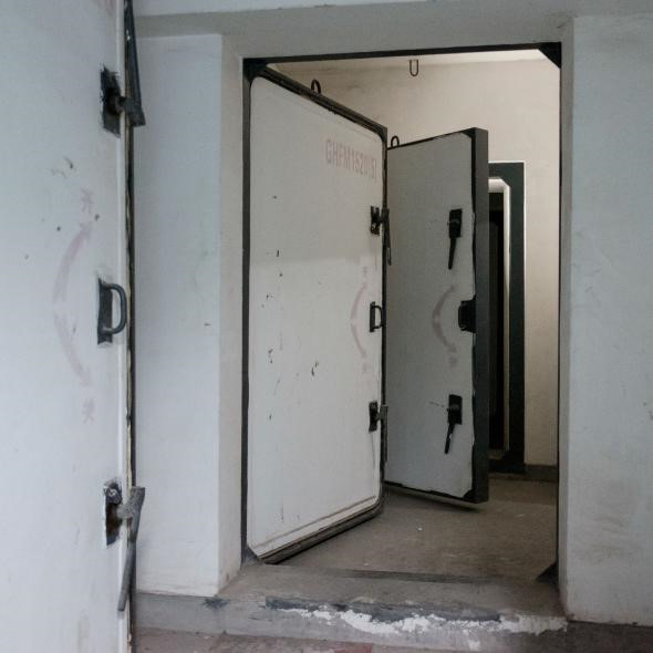 Những cánh cửa cũ kỹ trong hầm tránh bom nguyên tử ở Bắc Kinh ngăn cách họ với cuộc sống nhộn nhịp phía trên.