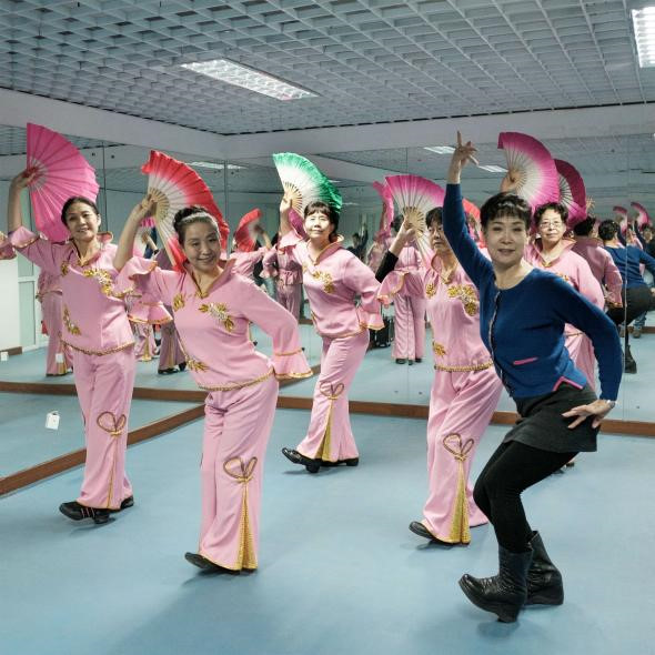Những phụ nữ trung niên tập điệu múa dân gian Trung Quốc ở một trong các trung tâm cộng đồng.