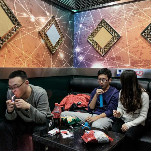 Một khoang được cải tạo thành quán karaoke giá rẻ cho sinh viên.