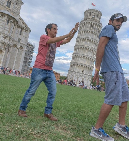 Hay tạo dáng chụp ảnh với tháp nghiêng Pisa ở Italy. Ảnh: Faz3/Instagram.