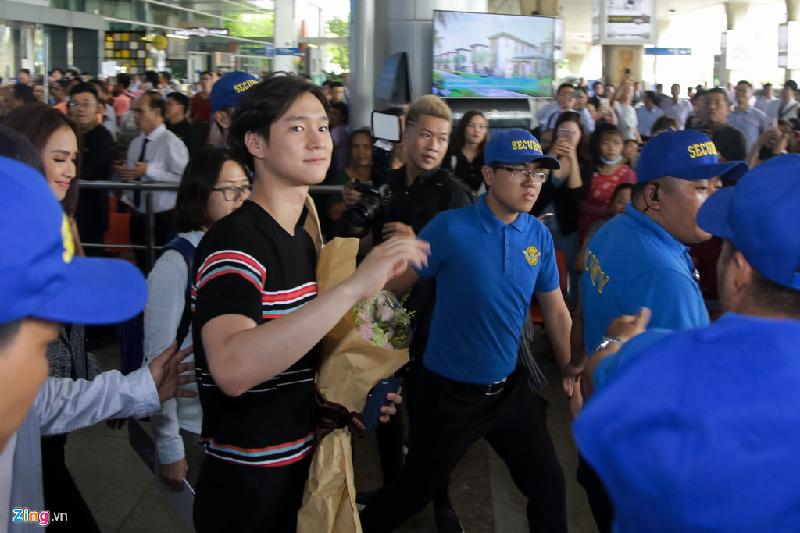 Trưa 7/6, tài tử Hàn Quốc Kang Tae Oh và Go Kyung Pyo có mặt tại sân bay Tân Sơn Nhất. Lần này họ đến Việt Nam để tham dự buổi ra mắt một kênh truyền hình đồng thời bàn bạc với nhà sản xuất những dự định về phim ảnh.