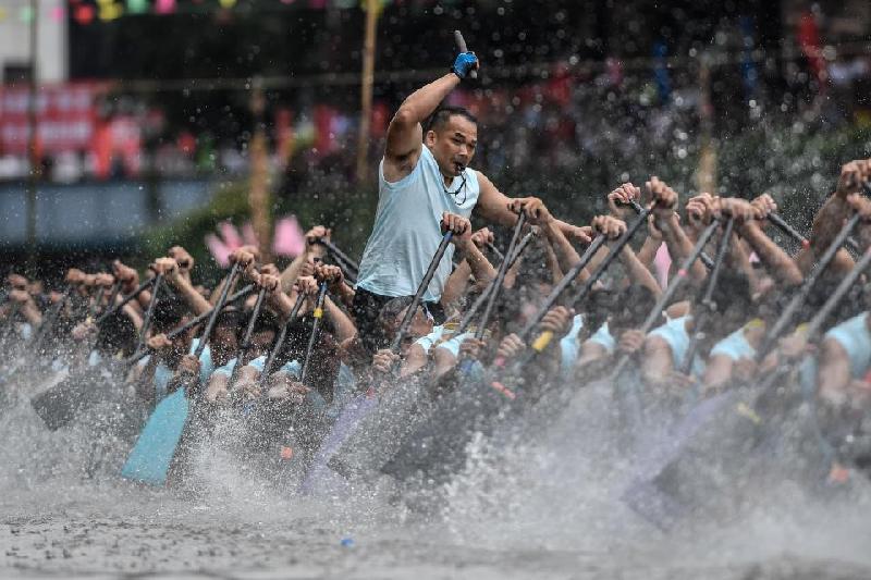 Tại nhiều nơi trên khắp Trung Quốc, các cuộc đua thuyền rồng trên sông diễn ra sôi động để chào mừng Lễ hội Thuyền Rồng. Đây là một đội đua thuyền ở thành phố Quảng Châu. Ảnh: 
