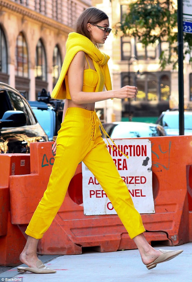 Chỉ với trang phục dạo phố, Gigi Hadid cho thấy gu thẩm mỹ của mình. Cô tạo nên xu hướng thời trang mới mẻ, cộp mác Gigi.