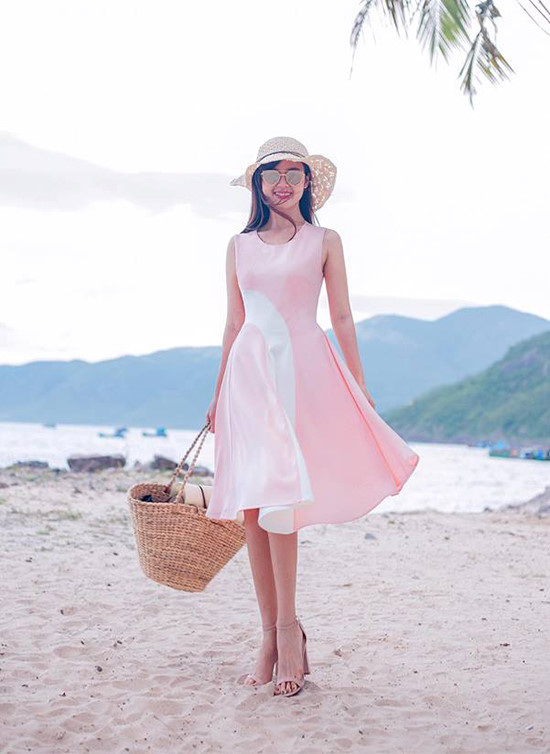 Midu trung thành với phong cách nữ tính. Hình ảnh cựu hot girl diện đầm trắng hồng nữ tính dạo phố trên biển được nhiều bạn trẻ yêu thích. 