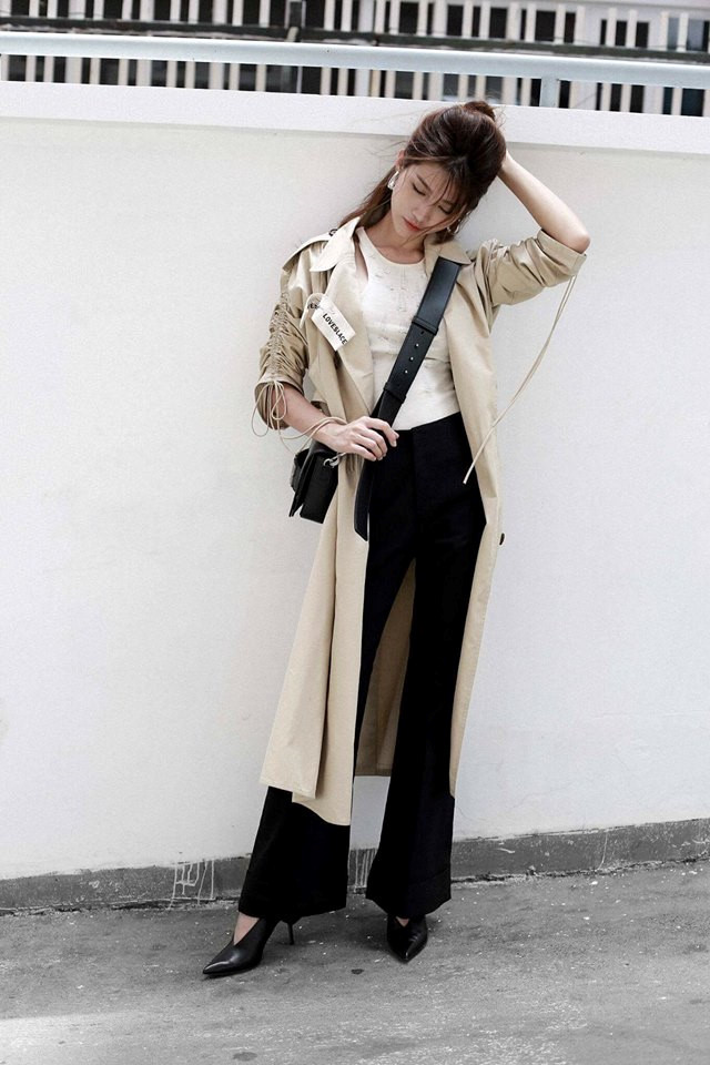 Người mẫu Quỳnh Châu chọn phong cách hiện đại với trang phục tông màu trung tính tản bộ trên đường phố. 