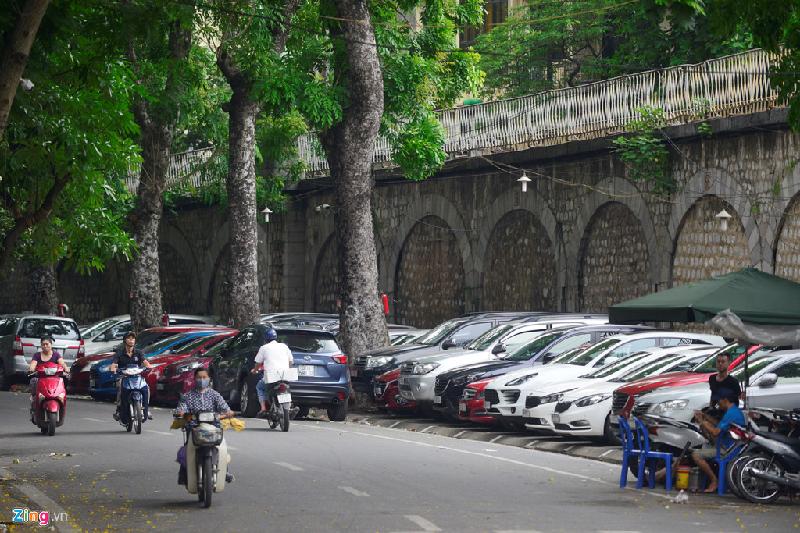 Khu vực dọc các vòm cầu trên phố Phùng Hưng hiện được trưng dụng làm bãi đỗ xe.