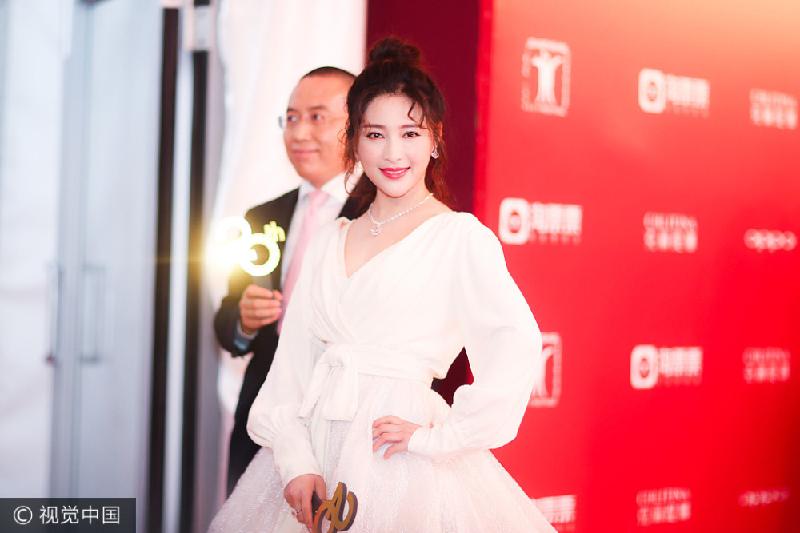 Nữ diễn viên Can Đình Đình đơn giản trong trang phục tông trắng.
