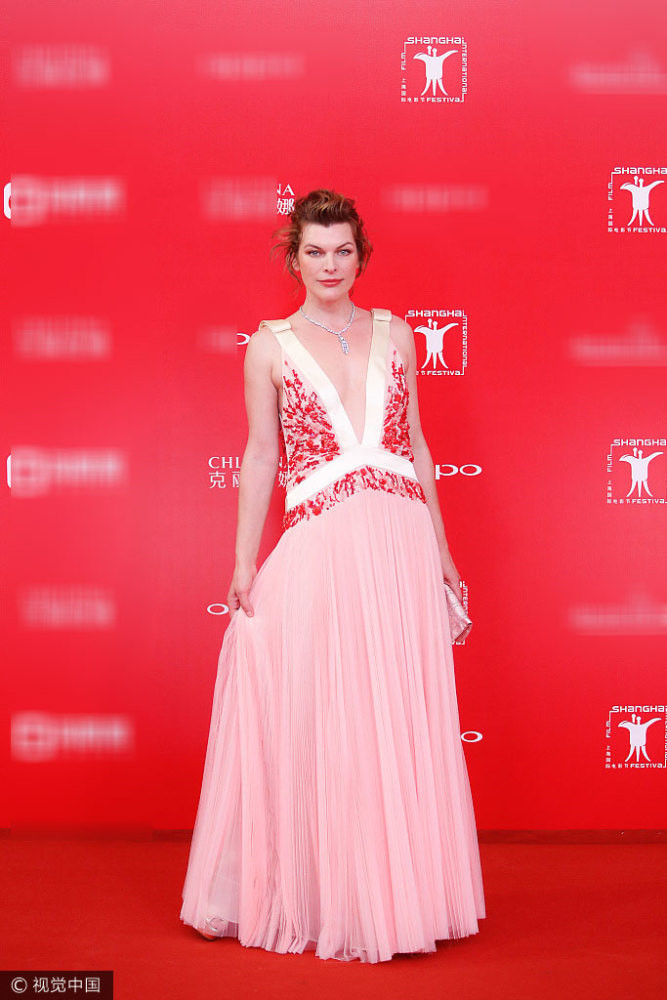 Minh tinh Milla Jovovich chọn đầm khoét cổ sâu trên thảm đỏ.