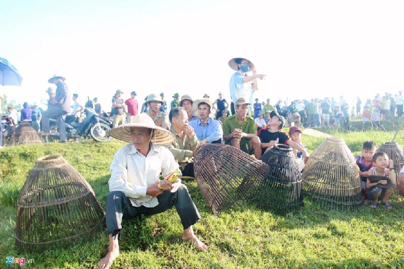 Ngày 11/6, dù nắng nóng, hàng trăm người dân trong và ngoài xã Xuân Viên, huyện Nghi Xuân (Hà Tĩnh) chuẩn bị dụng cụ tham gia lễ hội đánh cá Đồng Hoa.