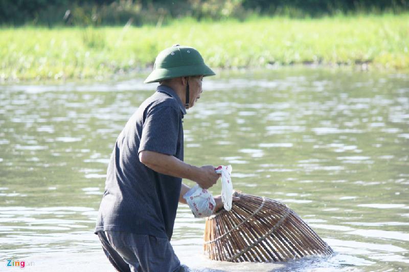 Ông Nguyễn Văn Cường (65 tuổi, trú xã Xuân Viên) ho biết: “Năm nay nhiều người đến tham gia nên tôi không bắt được con cá to nhưng cũng bắt được rất nhiều cá, tổng chắc cũng được 3-4 kg rồi, mùa màng chắc chắn cũng sẽ bội thu”.