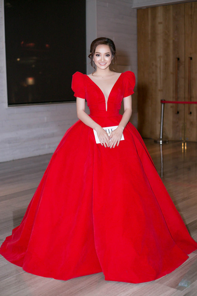 Kaity Nguyễn hóa thân thành công chúa với váy bồng đỏ rực rỡ, nổi bật.