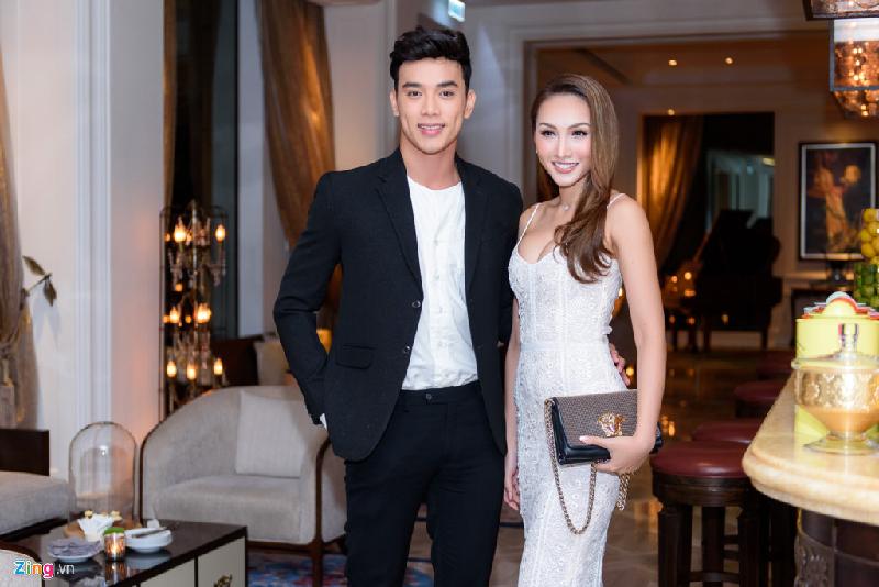 Người mẫu Thuận Nguyễn và Tô Uyên Khánh Ngọc đồng hành ở sự kiện. 