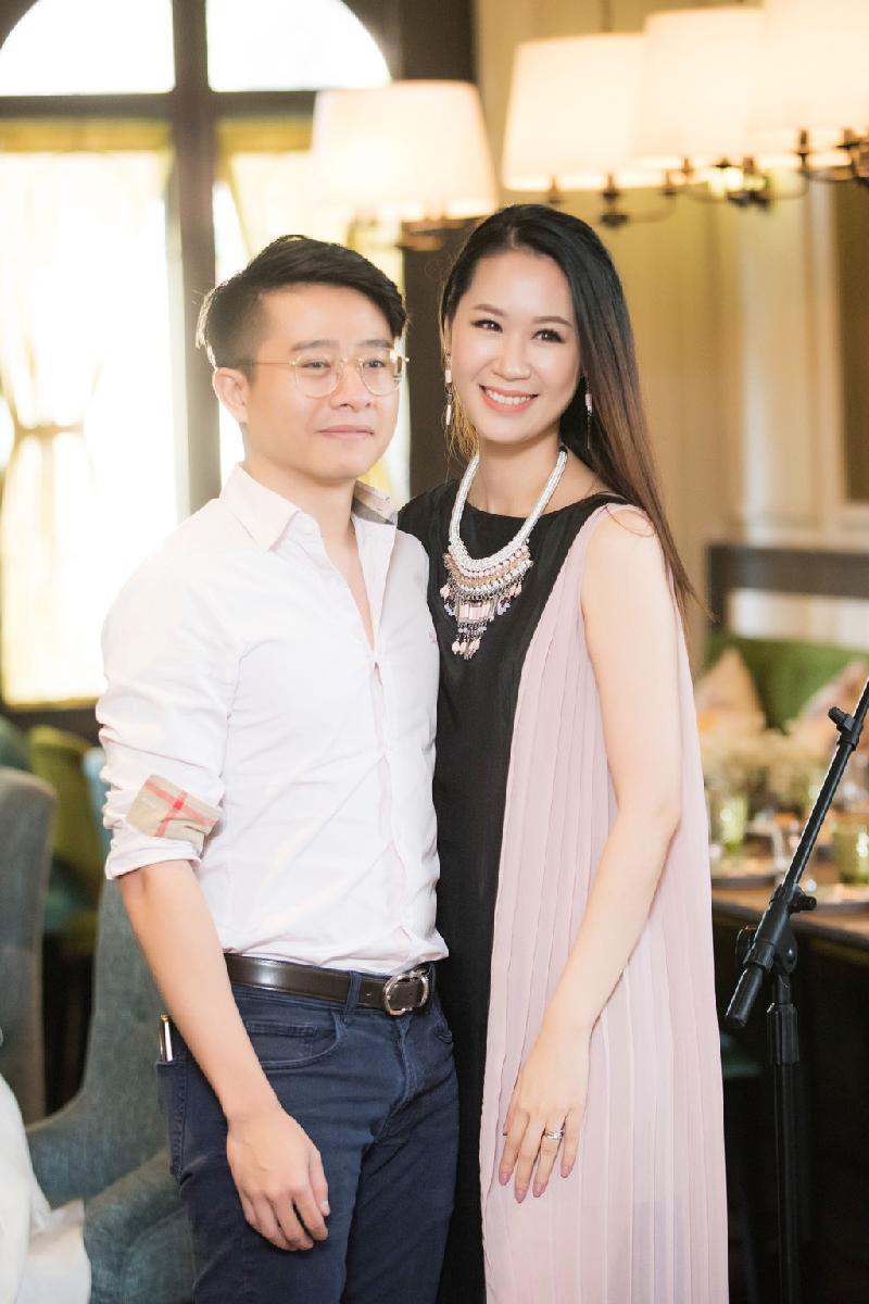 Hoa hậu thân thiện Dương Thùy Linh dự sự kiện cùng ông xã doanh nhân. 