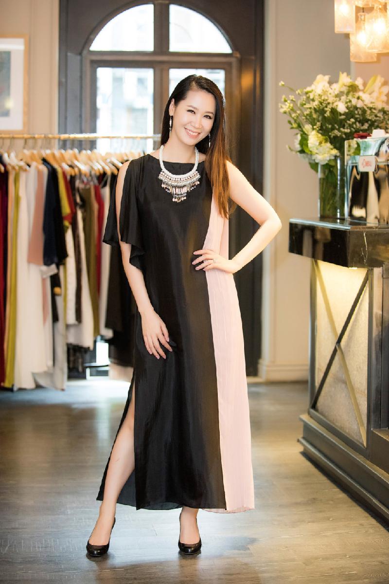 Người đẹp khoe dáng trong chiếc váy dáng suông phong cách nhẹ nhàng, nữ tính. Không chỉ đảm nhận vai trò dẫn dắt ở phần đấu giá từ thiện, Dương Thùy Linh còn mua các sản phẩm để ủng hộ quỹ. 