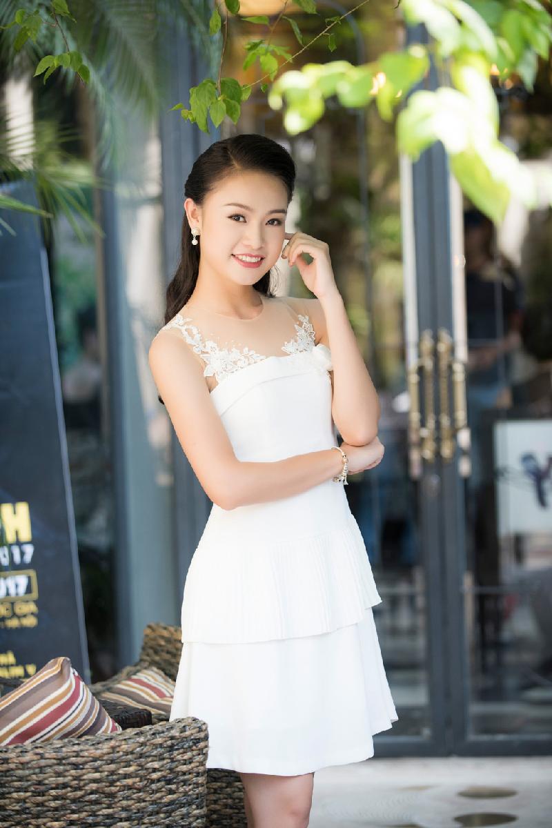 Top 10 Hoa hậu Việt Nam 2016 - Phùng Ngọc Bảo Vân - cũng góp mặt trong chương trình. Cô diện váy trắng thanh lịch, duyên dáng. 