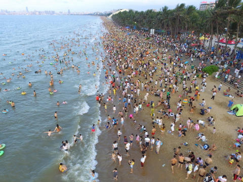 Gần 200.000 du khách tắm biển cầu may