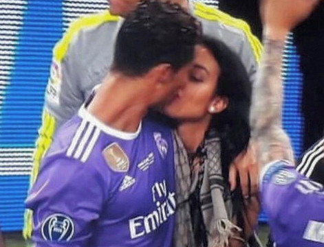 Ronaldo hôn bạn gái trong khoảnh khắc thăng hoa