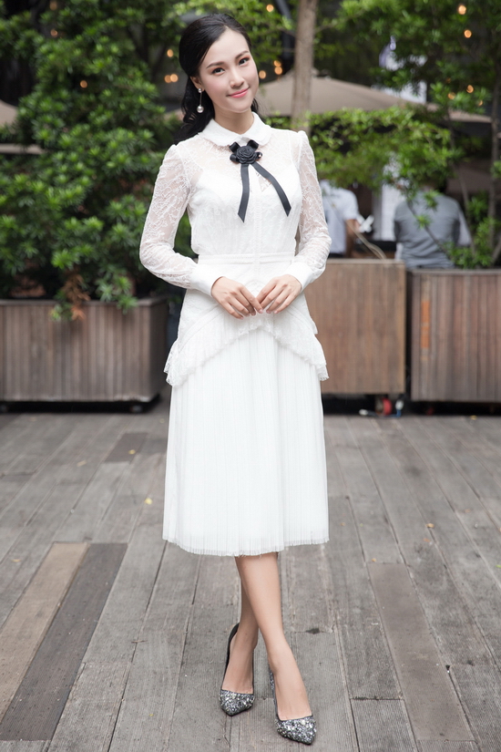 Thiết kế trắng tinh khôi ôm sát tinh tế giúp Á hậu Phụ nữ Việt Nam 2012 khoe sắc vóc dịu dàng, cuốn hút. 