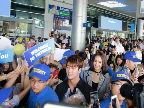 Fan Việt chào đón Kang Tae Oh và Go Kyung Pyo ở sân bay