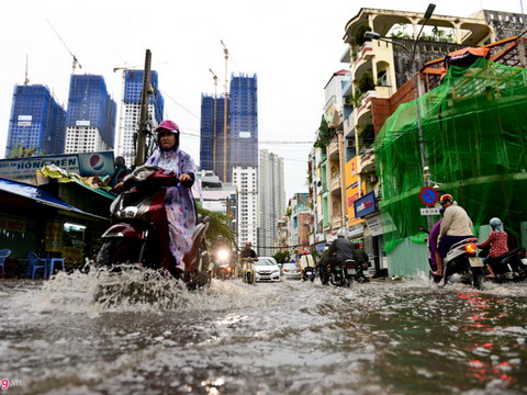 Người dân Sài Gòn lội bì bõm sau mưa lớn